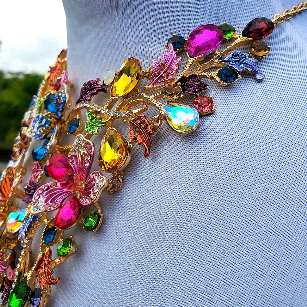 NWT Christian Siriano Crystal Bib Necklace - Picture 2 of 16